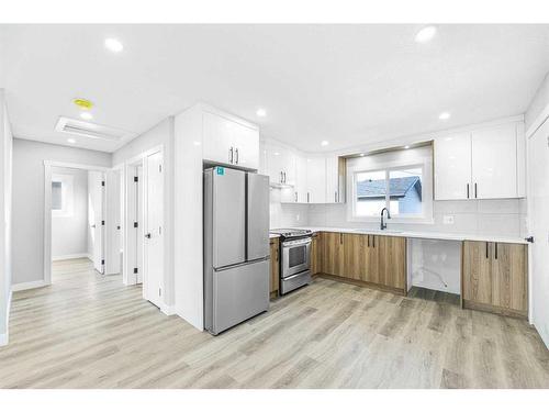 3239 Dovercliffe Road Se, Calgary, AB - Indoor Photo Showing Kitchen