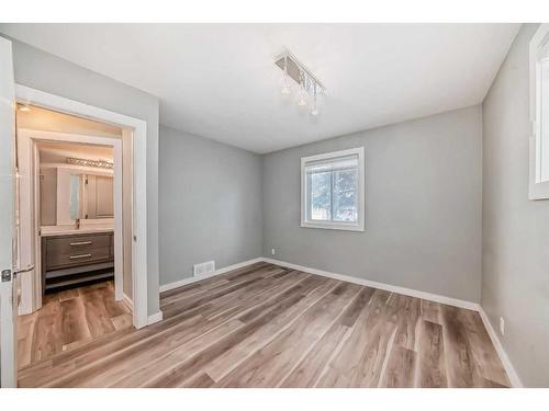 314 33 Avenue Ne, Calgary, AB - Indoor Photo Showing Other Room