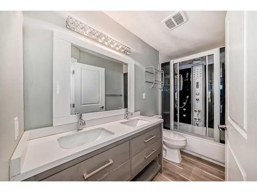 314 33 Avenue Ne, Calgary, AB - Indoor Photo Showing Bathroom