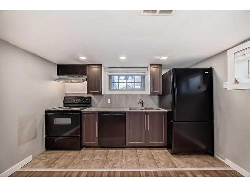 314 33 Avenue Ne, Calgary, AB - Indoor Photo Showing Kitchen With Double Sink