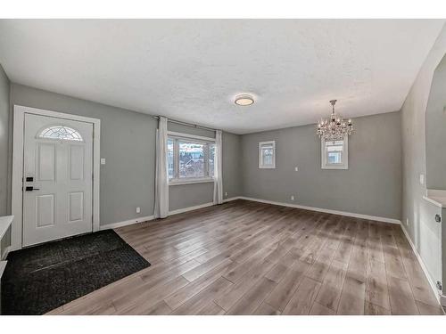 314 33 Avenue Ne, Calgary, AB - Indoor Photo Showing Other Room