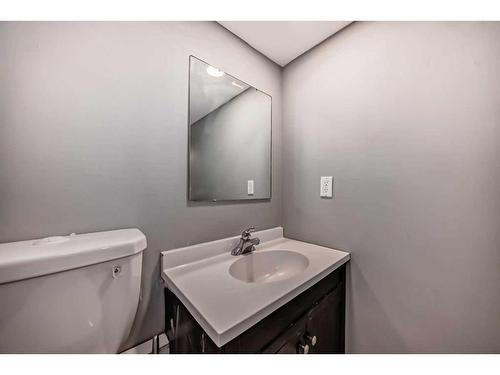 314 33 Avenue Ne, Calgary, AB - Indoor Photo Showing Bathroom