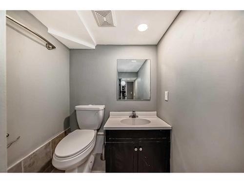 314 33 Avenue Ne, Calgary, AB - Indoor Photo Showing Bathroom