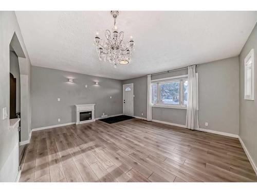 314 33 Avenue Ne, Calgary, AB - Indoor Photo Showing Other Room