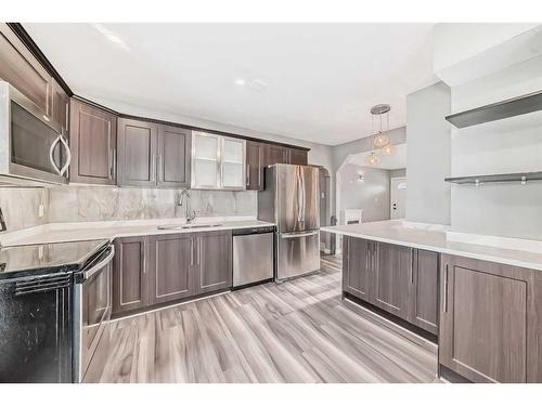 314 33 Avenue Ne, Calgary, AB - Indoor Photo Showing Kitchen With Stainless Steel Kitchen