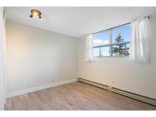 304-30 Mchugh Court Ne, Calgary, AB - Indoor Photo Showing Other Room