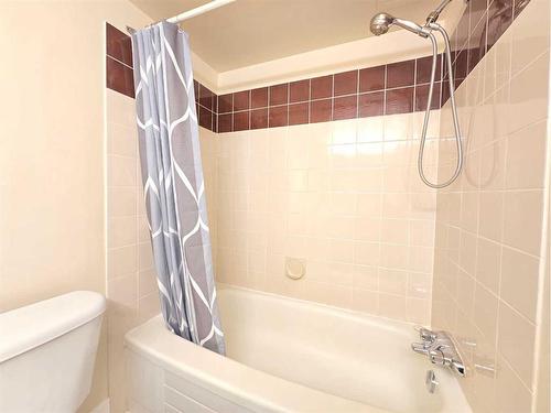 304-30 Mchugh Court Ne, Calgary, AB - Indoor Photo Showing Bathroom