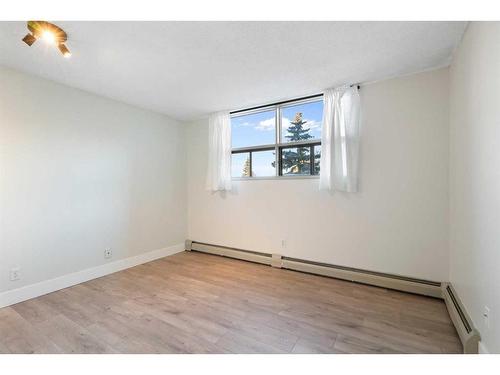 304-30 Mchugh Court Ne, Calgary, AB - Indoor Photo Showing Other Room