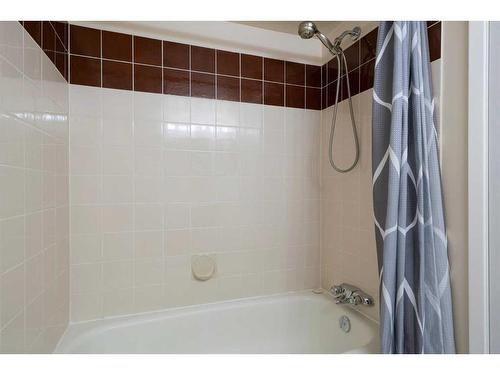 304-30 Mchugh Court Ne, Calgary, AB - Indoor Photo Showing Bathroom