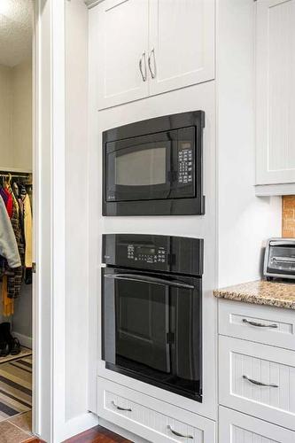 8220 9 Avenue Sw, Calgary, AB - Indoor Photo Showing Kitchen