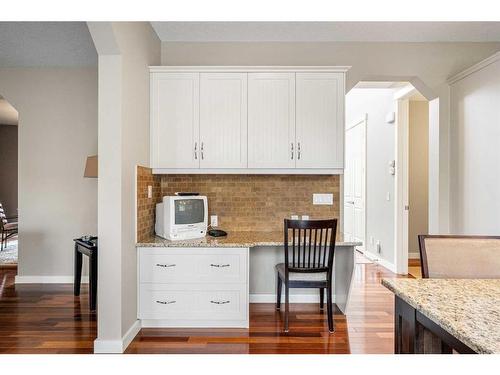 8220 9 Avenue Sw, Calgary, AB - Indoor Photo Showing Kitchen