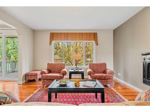 8220 9 Avenue Sw, Calgary, AB - Indoor Photo Showing Living Room