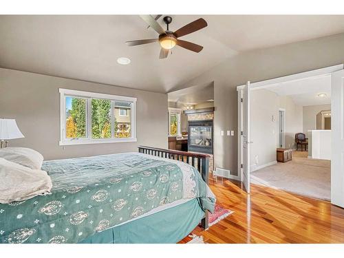 8220 9 Avenue Sw, Calgary, AB - Indoor Photo Showing Bedroom