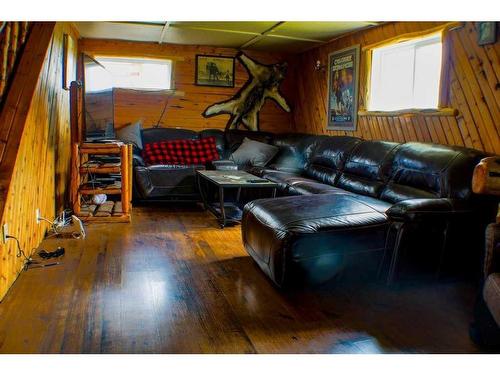 7063 584 Highway, Sundre, AB - Indoor Photo Showing Living Room