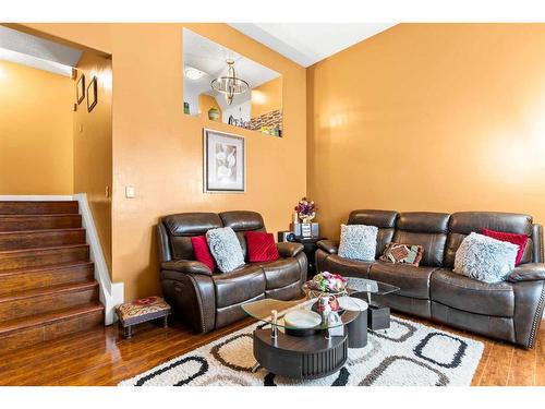 802-919 38 Street Ne, Calgary, AB - Indoor Photo Showing Living Room