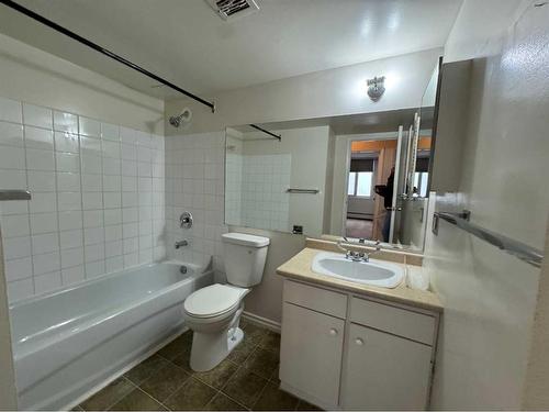 1510-4944 Dalton Drive Nw, Calgary, AB - Indoor Photo Showing Bathroom