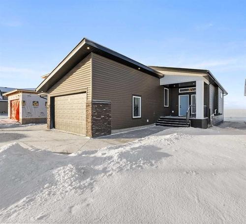 18 Williams Avenue, Olds, AB - Outdoor