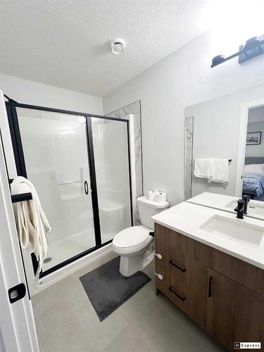 19 Walcrest Row Se, Calgary, AB - Indoor Photo Showing Bathroom