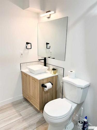 19 Walcrest Row Se, Calgary, AB - Indoor Photo Showing Bathroom