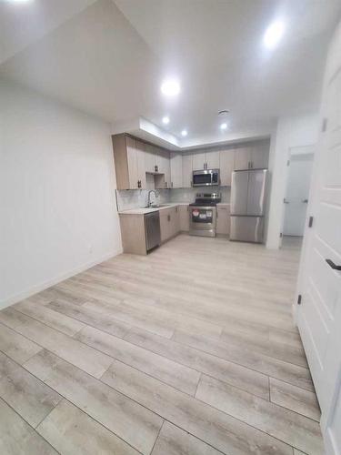 19 Walcrest Row Se, Calgary, AB - Indoor Photo Showing Kitchen