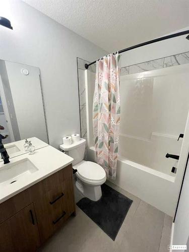 19 Walcrest Row Se, Calgary, AB - Indoor Photo Showing Bathroom