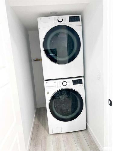 19 Walcrest Row Se, Calgary, AB - Indoor Photo Showing Laundry Room