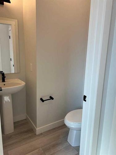 19 Walcrest Row Se, Calgary, AB - Indoor Photo Showing Bathroom