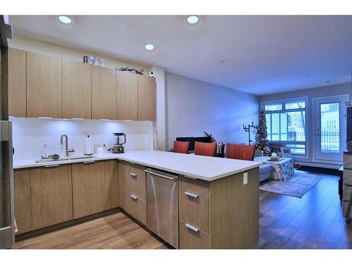 123-823 5 Avenue Nw, Calgary, AB - Indoor Photo Showing Kitchen