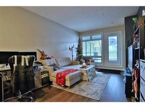 123-823 5 Avenue Nw, Calgary, AB - Indoor Photo Showing Bedroom