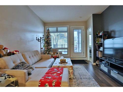 123-823 5 Avenue Nw, Calgary, AB - Indoor Photo Showing Living Room