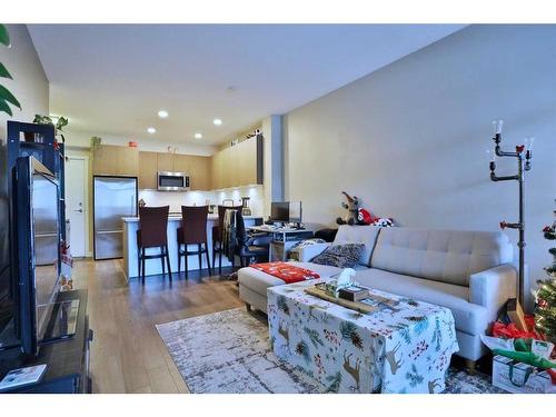 123-823 5 Avenue Nw, Calgary, AB - Indoor Photo Showing Living Room