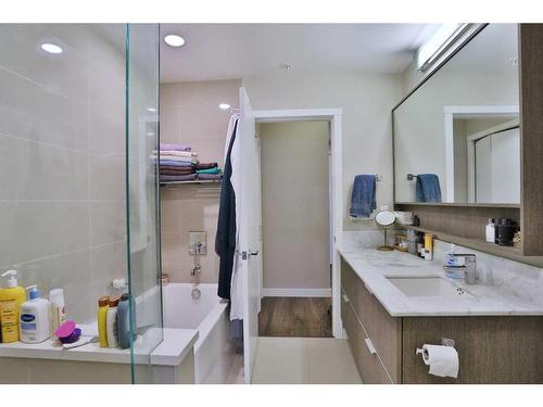 123-823 5 Avenue Nw, Calgary, AB - Indoor Photo Showing Bathroom