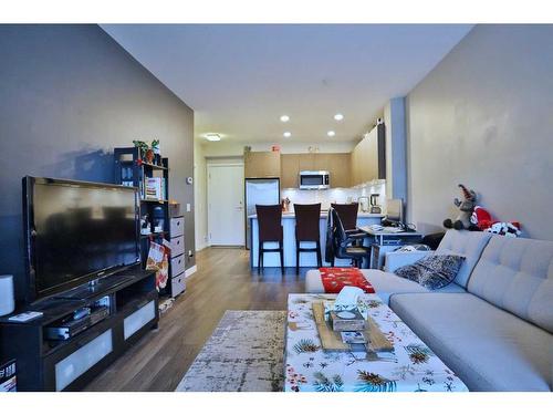 123-823 5 Avenue Nw, Calgary, AB - Indoor Photo Showing Living Room