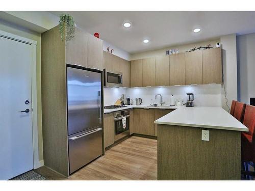 123-823 5 Avenue Nw, Calgary, AB - Indoor Photo Showing Kitchen With Stainless Steel Kitchen With Upgraded Kitchen