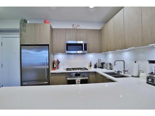 123-823 5 Avenue Nw, Calgary, AB - Indoor Photo Showing Kitchen With Stainless Steel Kitchen With Double Sink With Upgraded Kitchen