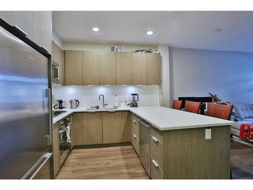 123-823 5 Avenue Nw, Calgary, AB - Indoor Photo Showing Kitchen