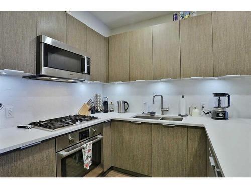 123-823 5 Avenue Nw, Calgary, AB - Indoor Photo Showing Kitchen With Double Sink With Upgraded Kitchen