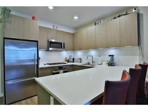 123-823 5 Avenue Nw, Calgary, AB - Indoor Photo Showing Kitchen With Stainless Steel Kitchen With Upgraded Kitchen