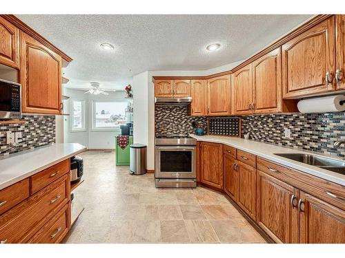 1510 11 Avenue Se, High River, AB - Indoor Photo Showing Kitchen With Double Sink