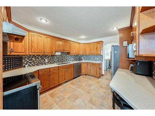 1510 11 Avenue Se, High River, AB - Indoor Photo Showing Kitchen With Double Sink