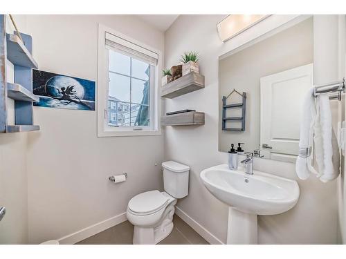 575 Sherwood Boulevard Nw, Calgary, AB - Indoor Photo Showing Bathroom