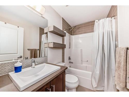 575 Sherwood Boulevard Nw, Calgary, AB - Indoor Photo Showing Bathroom