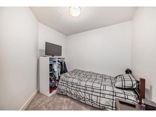 575 Sherwood Boulevard Nw, Calgary, AB - Indoor Photo Showing Bedroom