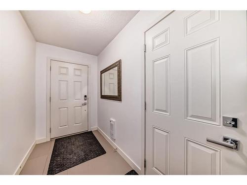 575 Sherwood Boulevard Nw, Calgary, AB - Indoor Photo Showing Other Room