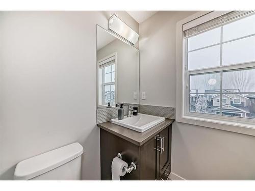 575 Sherwood Boulevard Nw, Calgary, AB - Indoor Photo Showing Bathroom