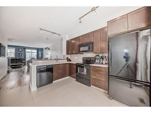 575 Sherwood Boulevard Nw, Calgary, AB - Indoor Photo Showing Kitchen