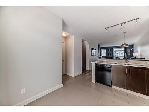 575 Sherwood Boulevard Nw, Calgary, AB - Indoor Photo Showing Kitchen