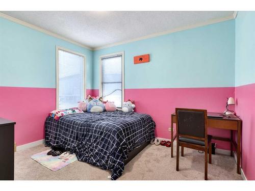 30 4Th Avenue Se, High River, AB - Indoor Photo Showing Bedroom