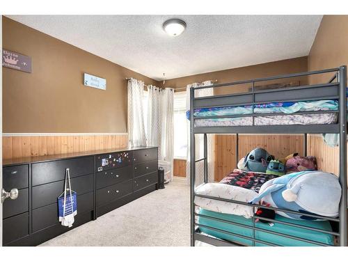 30 4Th Avenue Se, High River, AB - Indoor Photo Showing Bedroom