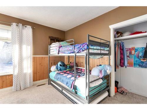 30 4Th Avenue Se, High River, AB - Indoor Photo Showing Bedroom